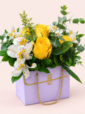 Bolsa de Flores Elegante con flores amarillas y blancas en bolsa lila