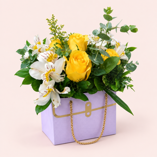 Bolsa de flores elegante Bolsa de Flores Elegante con flores amarillas y blancas en bolsa lila