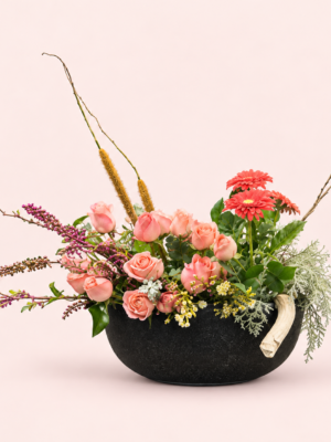 Diseño Infinito, arreglo floral rosado y coral en base oscura