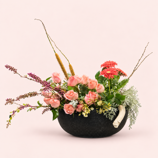 Diseño Infinito Diseño Infinito, arreglo floral rosado y coral en base oscura