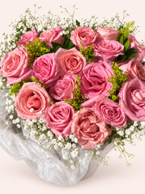 Ramo Diseño Romance de rosas rosas con flores blancas