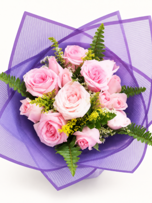 Ramo Estrella Ramo Estrella con rosas rosas y envoltura morada